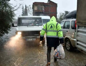 Muratpaşa’da aşevinden sel ve su baskını mağdurlarına sıcak yemek desteği