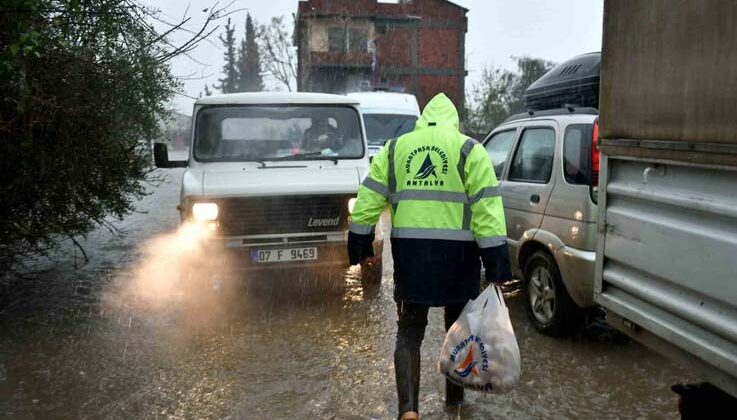 Muratpaşa’da aşevinden sel ve su baskını mağdurlarına sıcak yemek desteği