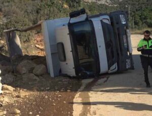 Alanya’da taş yüklü kamyon yan yattı