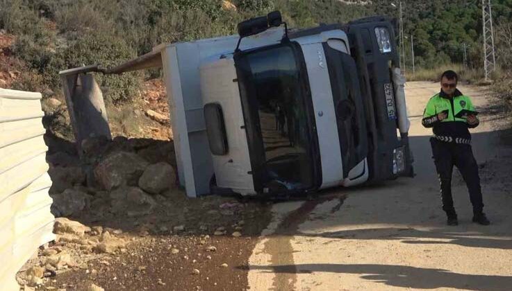 Alanya’da taş yüklü kamyon yan yattı