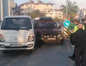 Antalya’da kamyonet ile otomobil çarpıştı: 1 yaralı