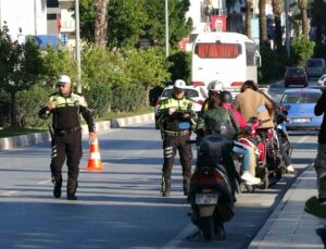 Oyuncak scooterıyla uygulamaya geldi, polisin önünde büyüklerine ders verdi