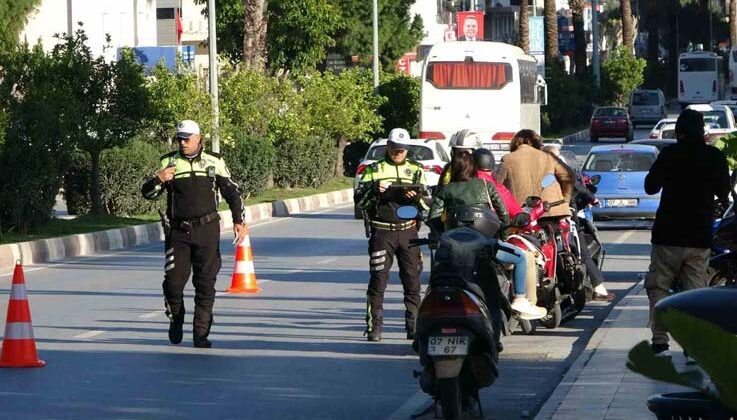 Oyuncak scooterıyla uygulamaya geldi, polisin önünde büyüklerine ders verdi