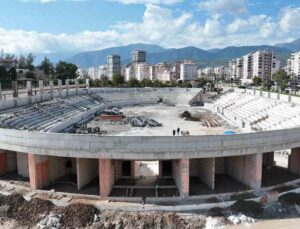 Kumluca’nın yeni simgesi Atatürk Stadyumu hızla yükseliyor