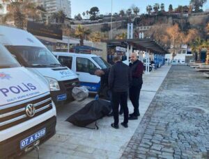 Üzerindeki elbiselerle deniz yüzeyinde cansız bedeni bulundu