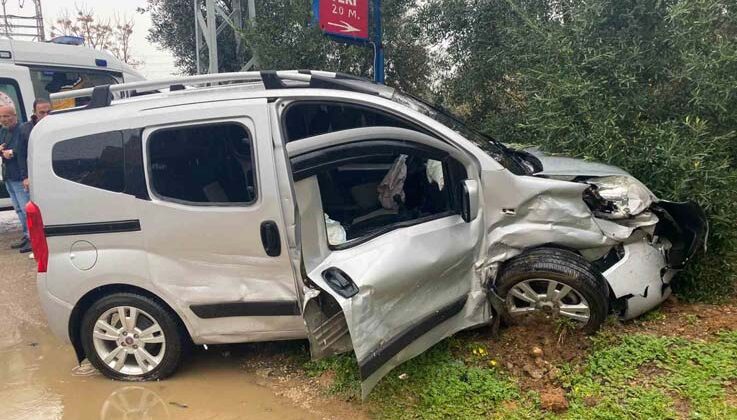 Serik’te iki otomobil çarpıştı, anne ve oğlu yaralandı