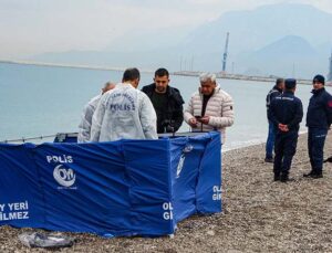 Konyaaltı sahilinde deniz üzerinde yarı çıplak erkek cesedi bulundu