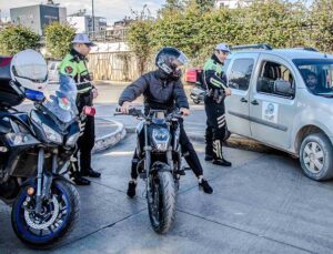 Yolu 3 dakika kısaltmak için 690 TL ödediler, polisi görünce şaşkına döndüler