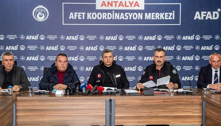 Antalya’da tahliye edilen 7 binadaki 66 aile TSK’nın tesislerinde misafir ediliyor