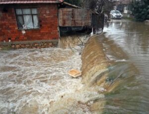 Evleri su basıp boğulma tehlikesi yaşayan vatandaşlar üst katlardaki komşularına sığındı