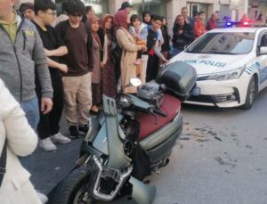 Yayalara yol vermek için duran otomobile motosiklet çarptı: 1 yaralı