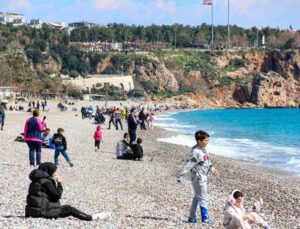 Antalya’da bahar havası, sıcaklığı hisseden denize koştu