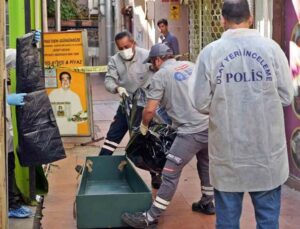 Evsiz adam iş merkezi önündeki kaldırımda ölü bulundu