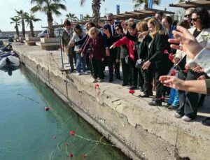 Selanik mübadillerinin Antalya’ya gelişinin 100’üncü yılında denize kırmızı karanfiller bırakıldı