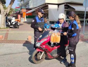 Alanya’da polisten motosiklet sürücülerine bilgilendirme