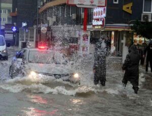 Antalya’da sağanak yağış yolları nehre çevirdi