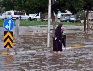 Antalya’da sağanak iş çıkışı bastırdı, hayat felç oldu