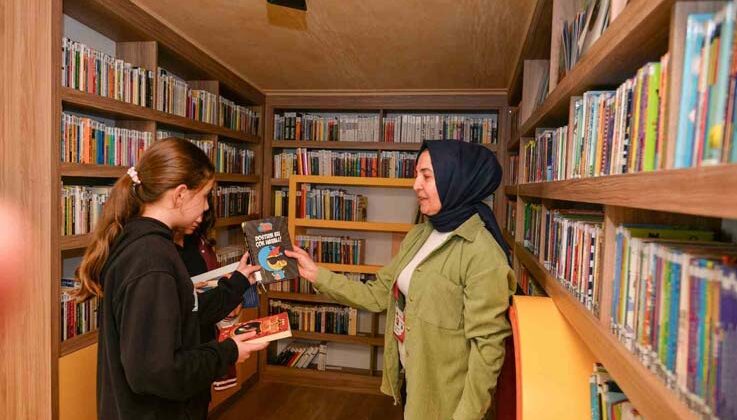 Alanya’da vatandaşlardan toplanan kitaplar çocuklara dağıtılıyor