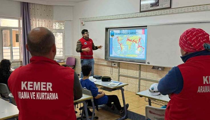 Kemer Belediyesi’nden okullarda deprem farkındalık eğitimi