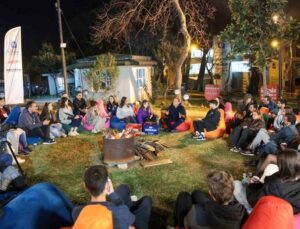 Başkan Böcek gençlerle gündüz konserde, akşam kamp ateşinde buluştu