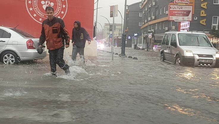 Antalya’da sağanak yağış hayatı olumsuz etkiledi