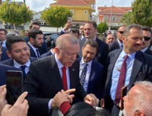 Cumhurbaşkanı Erdoğan’a cuma namazında vatandaşlardan sevgi seli