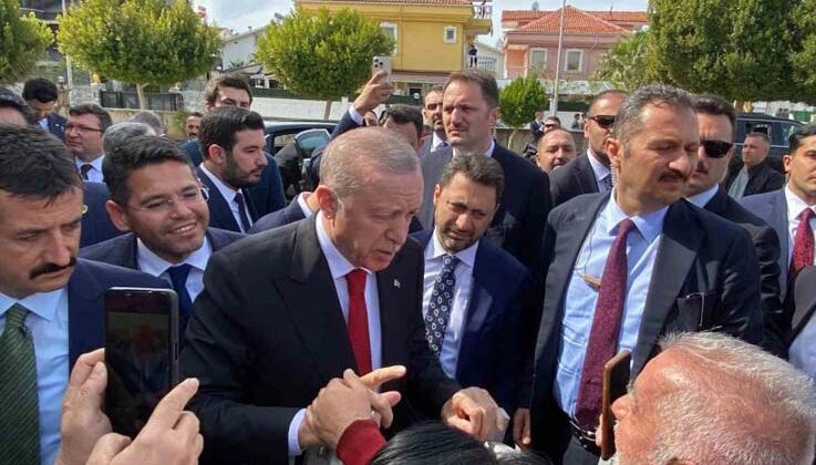 Cumhurbaşkanı Erdoğan’a cuma namazında vatandaşlardan sevgi seli