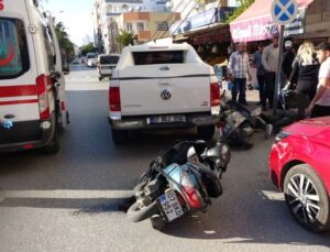 Park etmeye çalışan kamyonete çarpan motosikletliler ölümden döndü