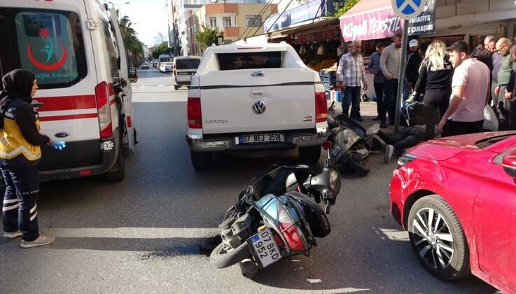 Park etmeye çalışan kamyonete çarpan motosikletliler ölümden döndü