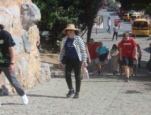 Turizm kenti Alanya’ya sezonun 2’nci yolcu gemisi demirledi