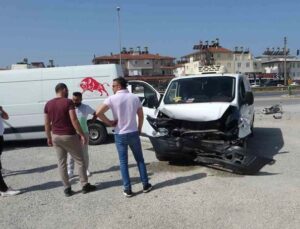 Çarpışmanın şiddetiyle araçların parçaları dağıldı, o anlar kameralara yansıdı