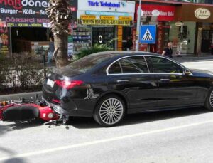 Yaya geçidini görünce kendini kilitleyen lüks otomobilin altına girdi