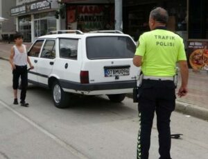 Kamyonetten düşen çocuk minibüsün altında kalmaktan son anda kurtuldu