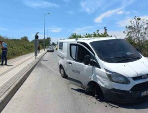 Lastiği patlayan araç park halindeki otomobile çarparak durabildi