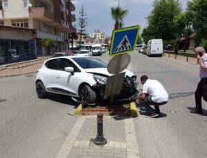 Kaza yapan otomobil, trafik levhasına çarparak durabildi