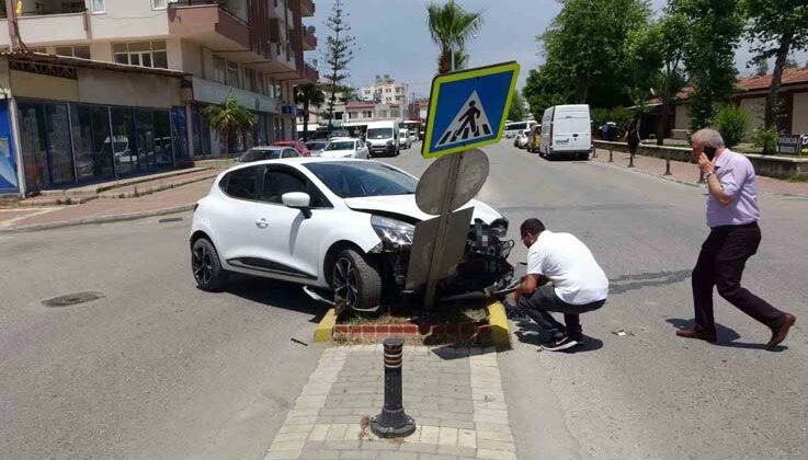 Kaza yapan otomobil, trafik levhasına çarparak durabildi