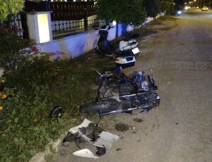 Motosikletle otele dönen turistlere arkadan gelen motosiklet böyle çarptı: 3 yaralı