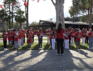 Kemer Belediyesi Gençlik Orkestrası’ndan mini konser