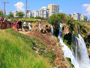 Düden Şelalesi’ne tatilci akını