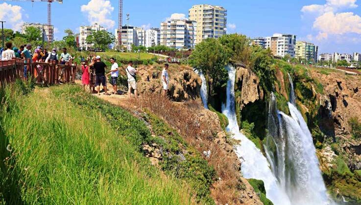 Düden Şelalesi’ne tatilci akını