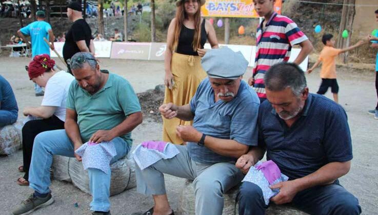 Eski oyun ve gelenekleri yeni nesillere aktardılar