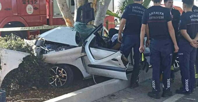Kontrolden çıkan otomobil ağaca çarptı: 3 ölü