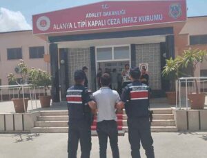 Alanya’da 25 yıl kesinleşmiş hapis cezasıyla aranan şahıs yakalandı