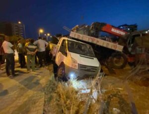 Yoldan çıkan kamyonet park halindeki iş makinesine çarptı