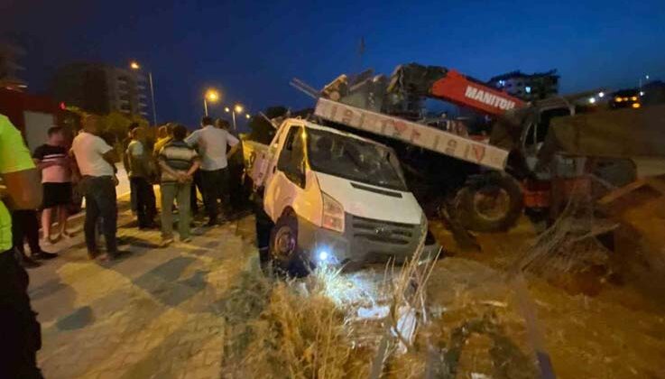 Yoldan çıkan kamyonet park halindeki iş makinesine çarptı