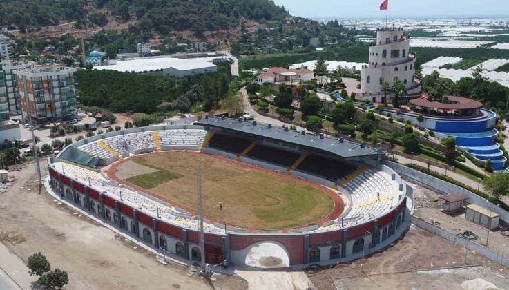 Kumluca Atatürk Stadyumu’nda son rötuşlar yapılıyor