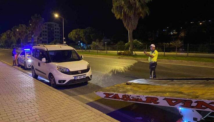 Kadını darp ederken kendisine müdahale eden polise mukavemette bulundu