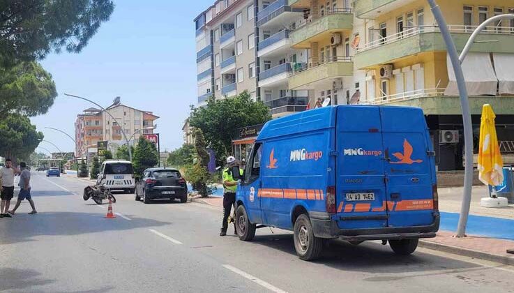 Kargo aracının açılan kapısı motosiklet sürücüsünü hastanelik etti: 1 yaralı