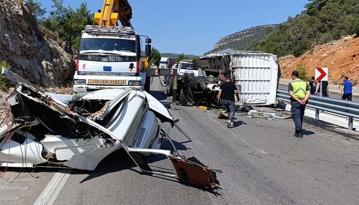 Kamyon tıra arkadan çarptı, ortalık savaş alanına döndü: 1 ölü