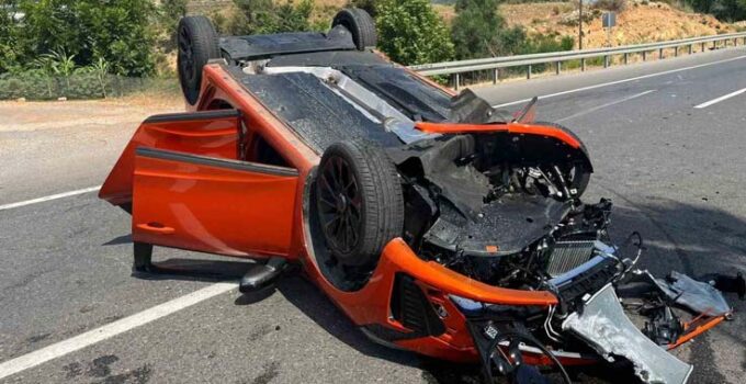 Antalya’da otomobil takla attı: 2’si çocuk 3 yaralı